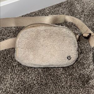 Lululemon Everywhere Fleece Belt Bag in Light Ivory
